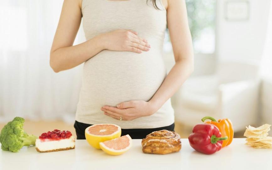 尿频、孕吐，属于正常现象，不用担心，但出现4大症状要警惕