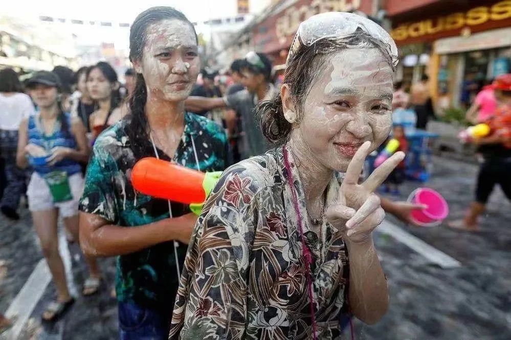 介绍清迈的泼水节,清迈泼水节完整版