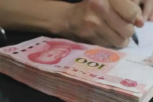 2019年，丈夫为娶怀孕情人，花50万雇*杀凶**妻，杀手“接单”后报警