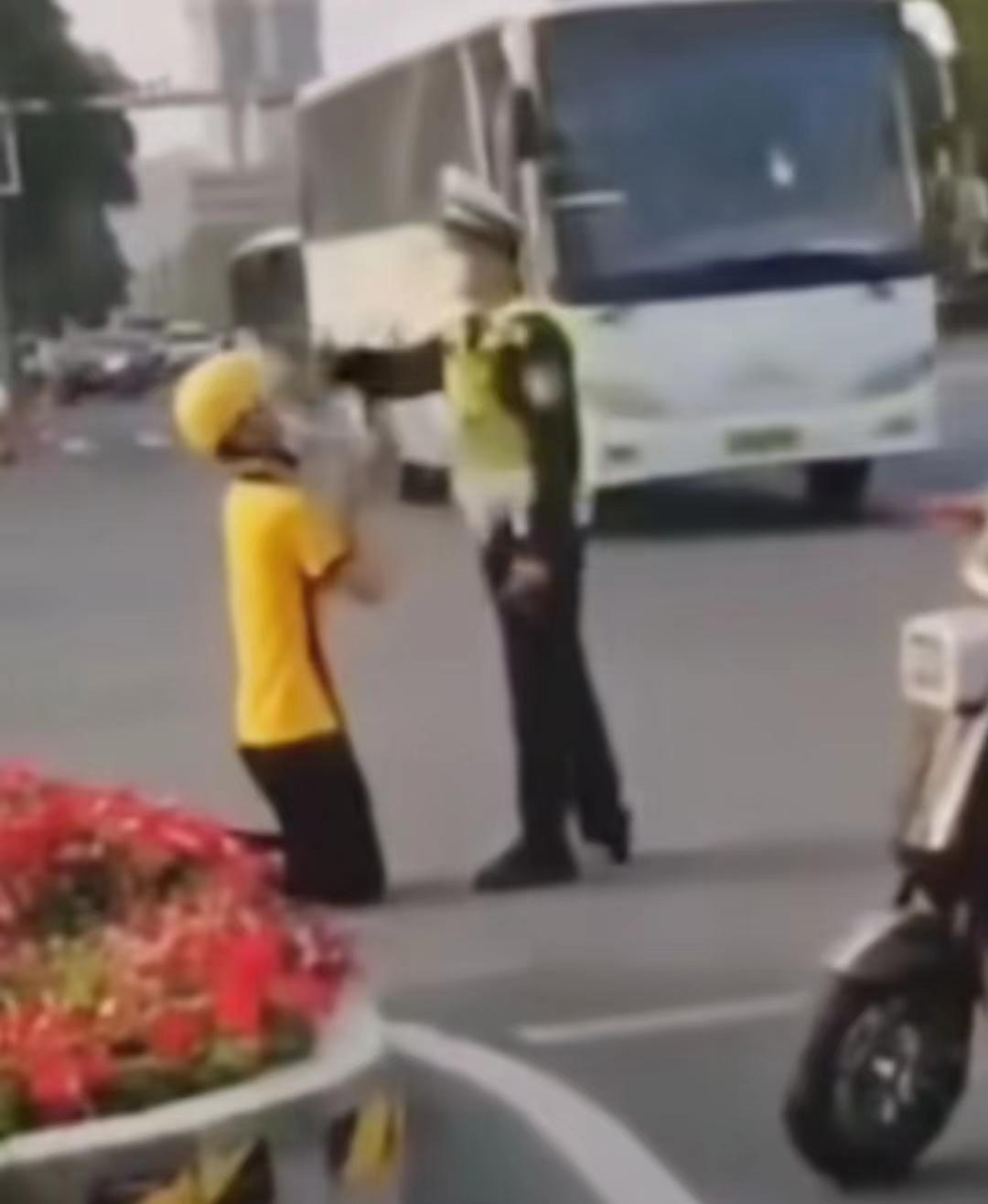 疑似一外卖小哥殴打交警,当街殴打外卖小哥的交警
