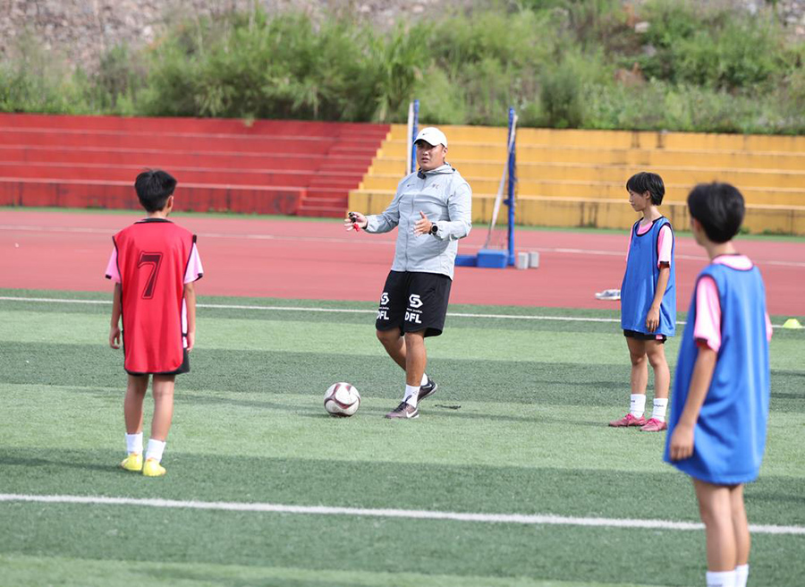 贵州青少年足球夏令营,黔西南州青少年足球队前往英国