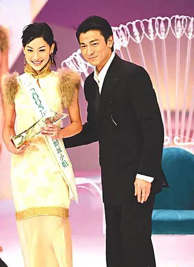 港姐冠军被骂出娱乐圈,24岁港姐冠军入行两年备受力捧