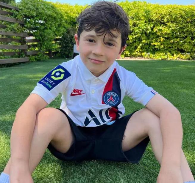 梅西致敬生命中最爱的两位女人,梅西球王真实感人故事