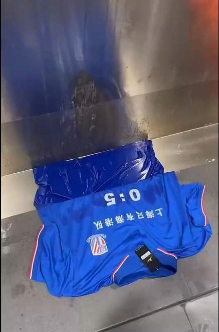 海港夺冠申花球迷反应,申花球迷穿海港球衣