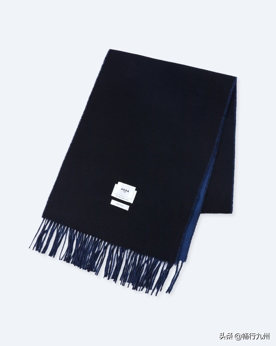 秋冬流行的大牌围巾,必备的三款颜色围巾