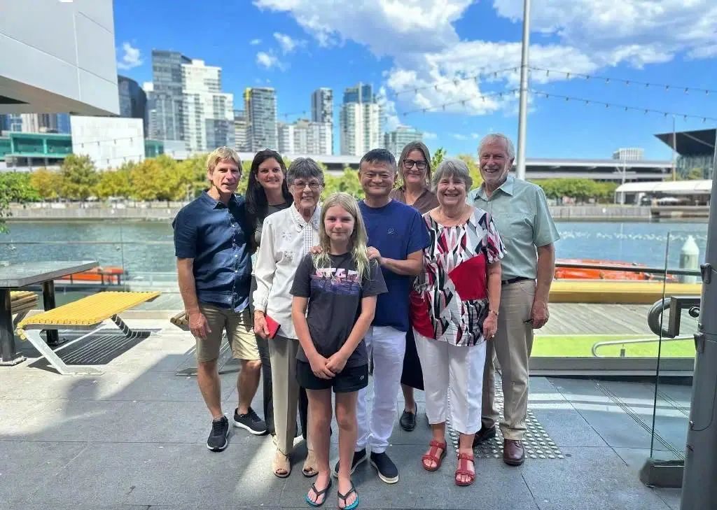 马云在海外被采访,马云澳洲45年后合影