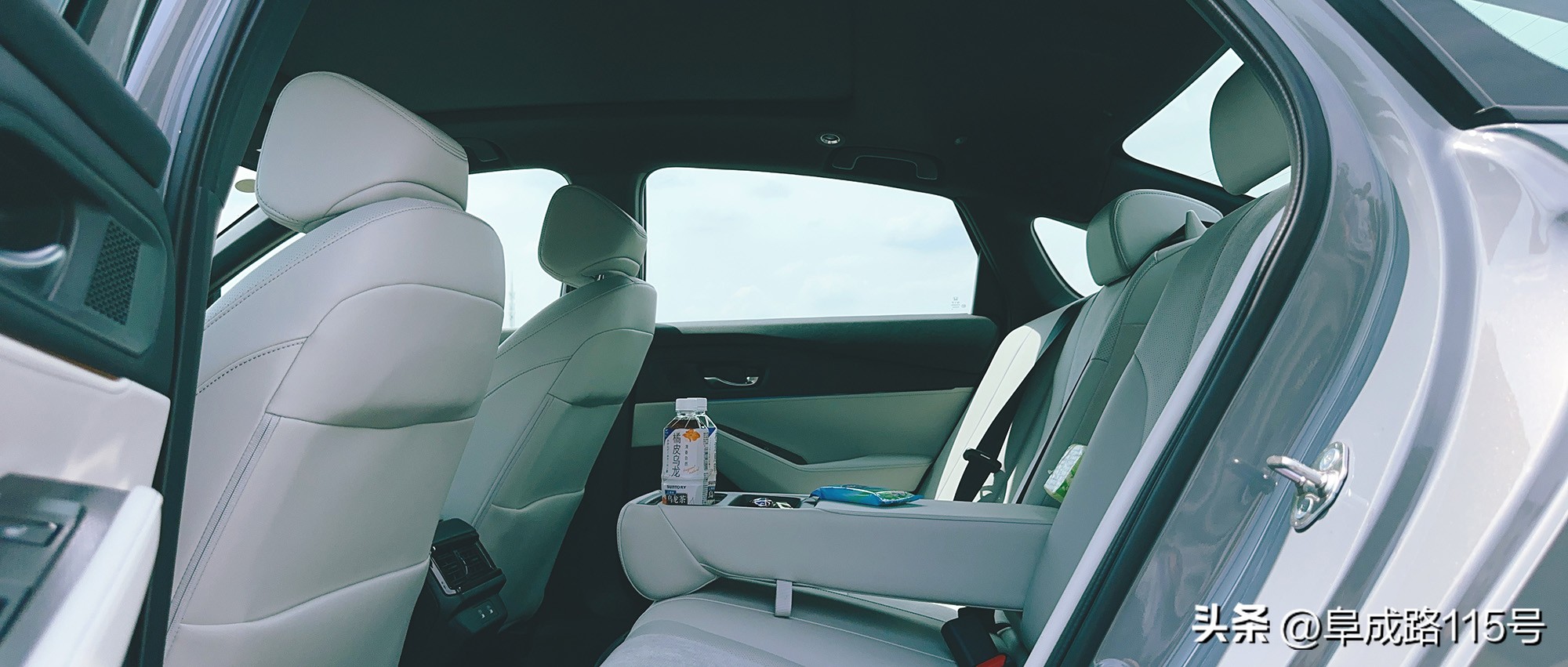 2018款本田英仕派,2022款本田英仕派黑白双拼外观