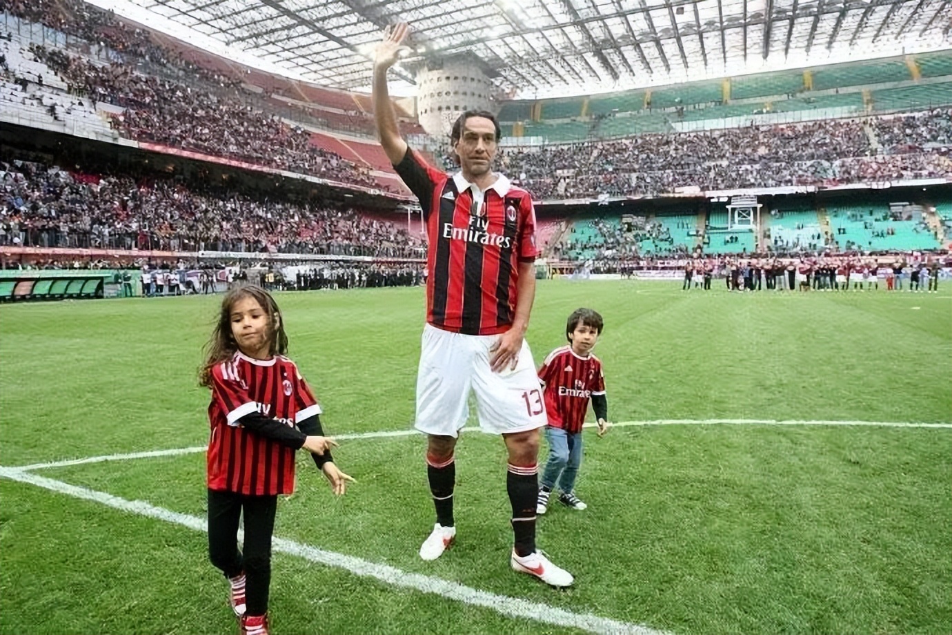 他是防线上有名的*男美**子，赛场上流血又流泪，他的名字是