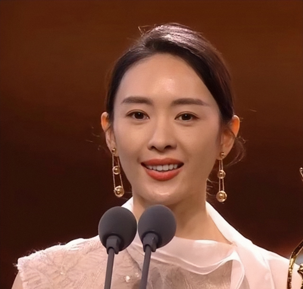 “小章子怡”童瑶的成长史，和她与张国立父子的恩怨情仇