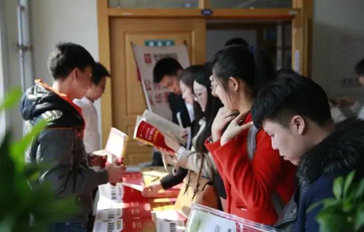 公务员能否戴奢侈品？因“耳钉”走红的李少莉，履历背景不简单