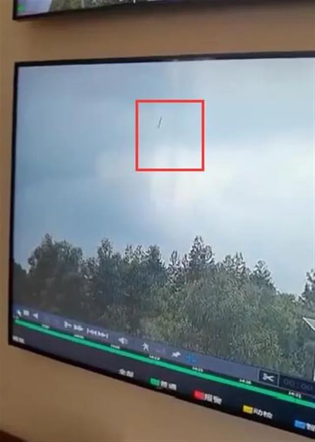 飞机坠落全过程视频是否是真的,飞机坠落过程机内录像