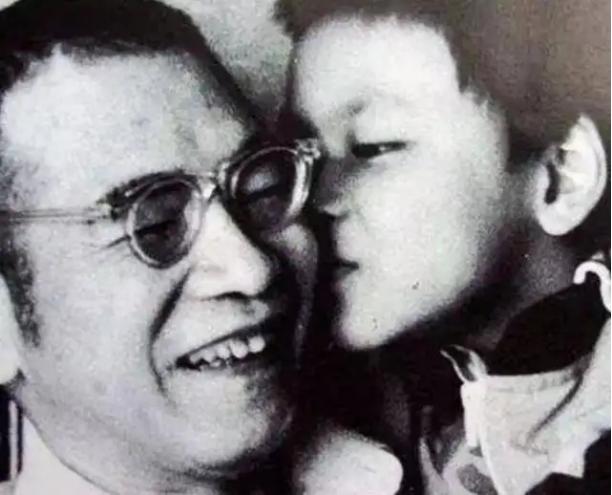 陈景润40岁誉满全球，47岁娶小18岁女军医，唯一的儿子成就如何