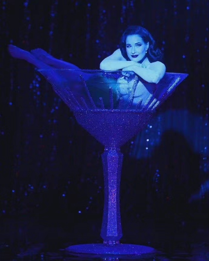 当红女星疯马夜总会跳脱衣舞是艺术？