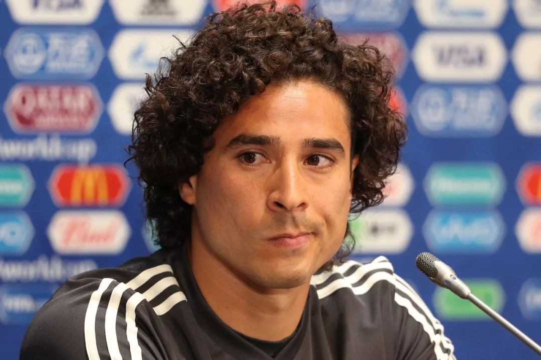 守门员是球场上的最后一道底线,球门前的最后一道防线