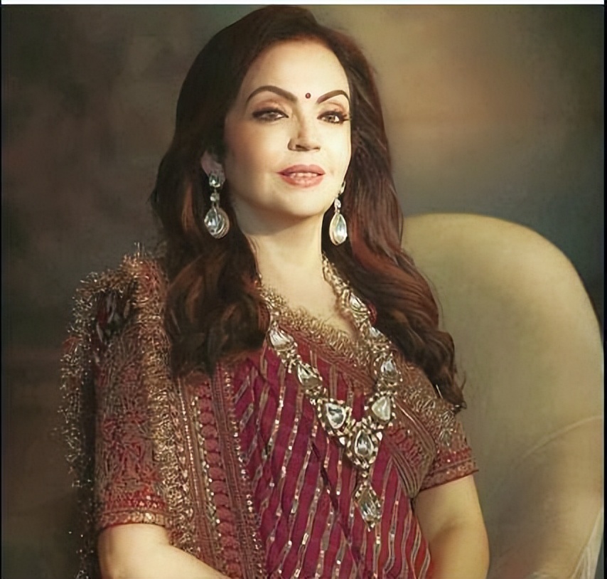 “灰姑娘”多年不孕，却获印度首富一生独宠，这个女人不简单