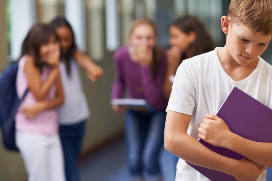 孩子小学在学校孤单没有朋友,孩子很孤独在学校没朋友