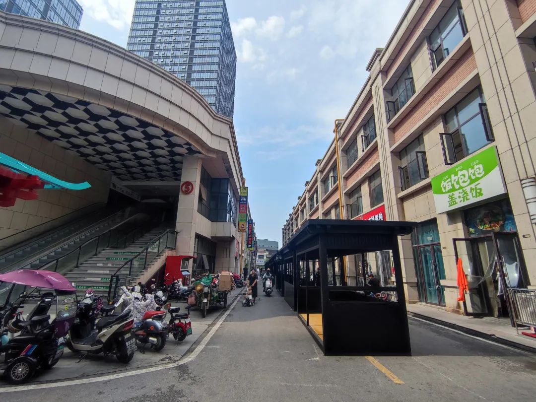 连夜摆满铁皮屋！小区门口变夜市，徐州业主怒了！