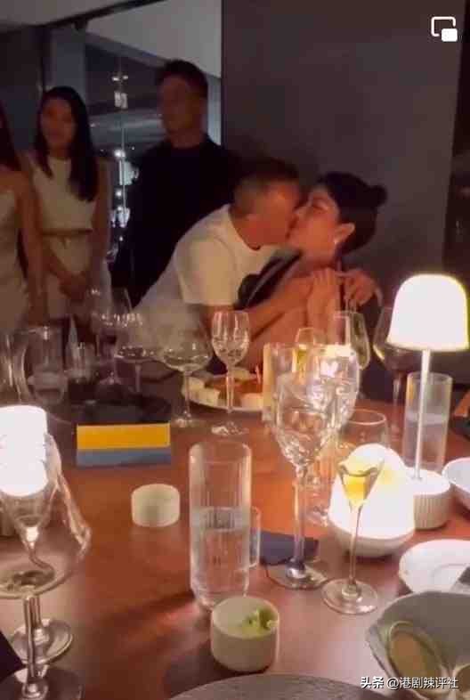 曾志伟与性感女模当众亲吻引网友吐槽，女方疑是香港富豪干女儿