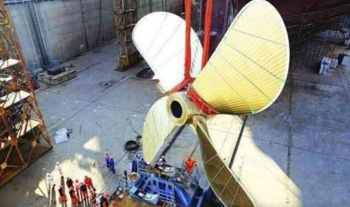 螺旋桨推动船前进是什么原理呢,轮船螺旋桨有多厉害