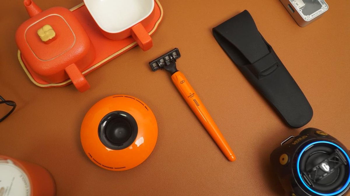 小飞碟剃须刀沉浸式开箱,太空小飞碟剃须刀仪式感满满