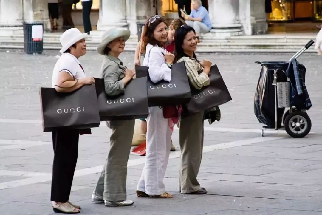 百亿代购产业不火了？香港百货营收下降52%，内地游客不买单了？