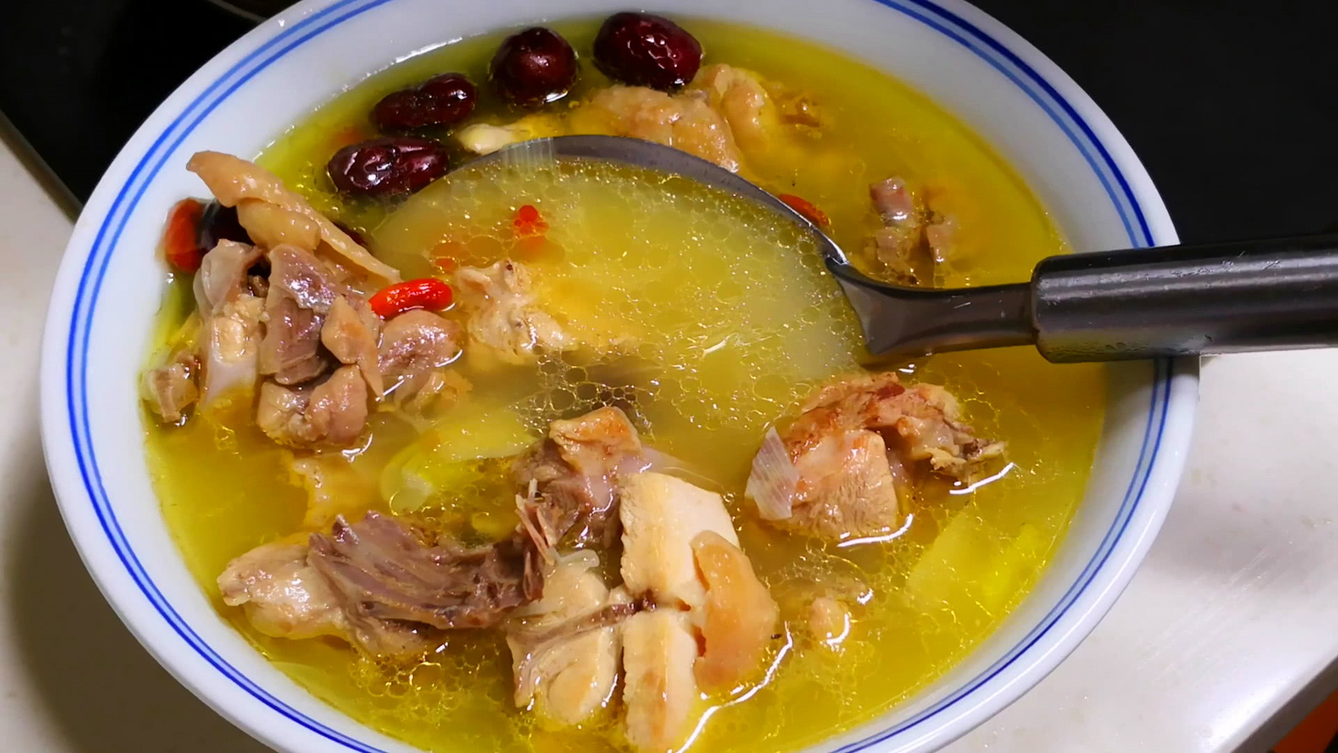 白肉灵芝炖鸡汤,炖鸡汤4步