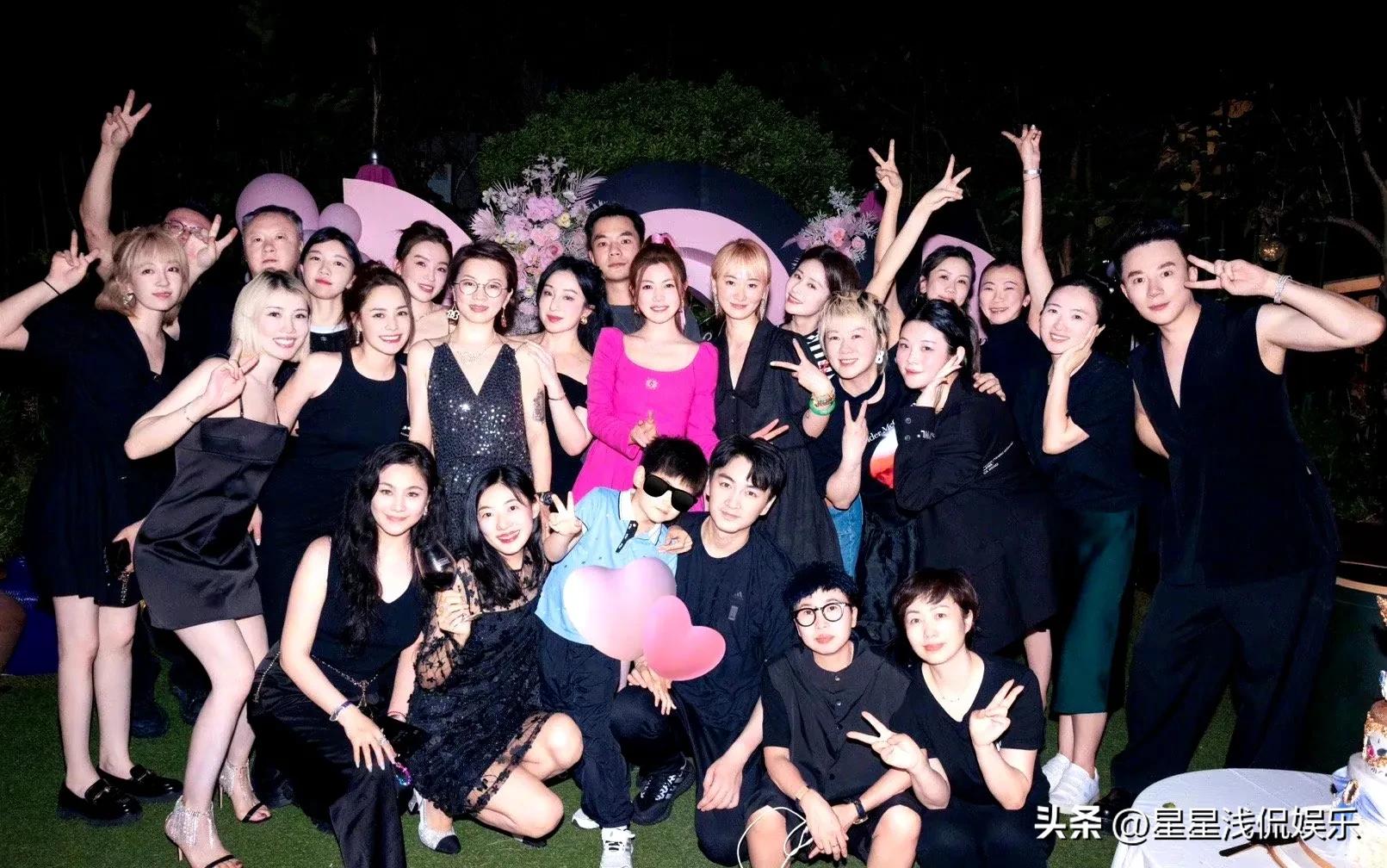 陈妍希带儿子去迪士尼,陈妍希机场带儿子