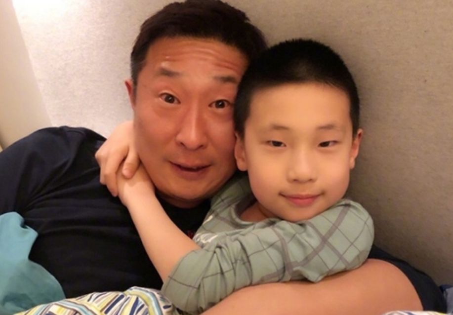 “绿豆眼”宝宝火了，眼睛只有一条缝，网友：确定睁开了吗？