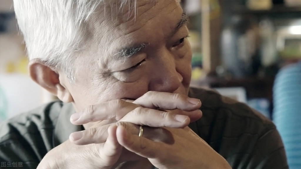 中年男人抱怨父母老婆该怎么安慰,中年爸爸的无奈