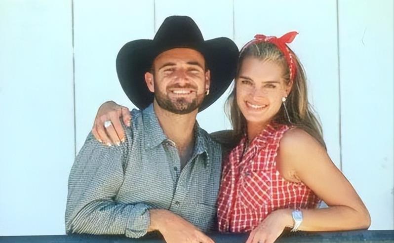 10岁她赤身露体，20岁又声称自己还是处女，“美国舒淇”裸照丑闻