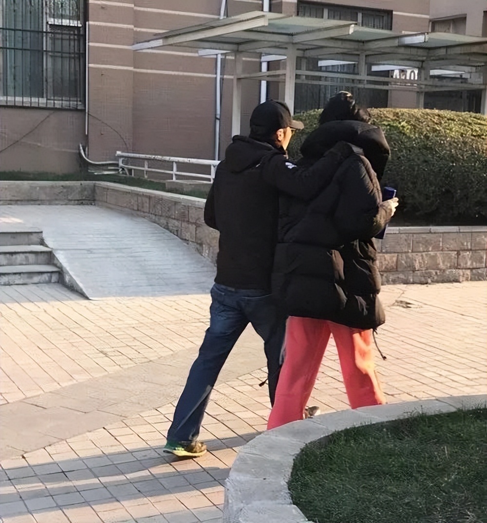 47岁王菲为何看上37岁的谢霆锋,17岁谢霆锋与28岁王菲同台