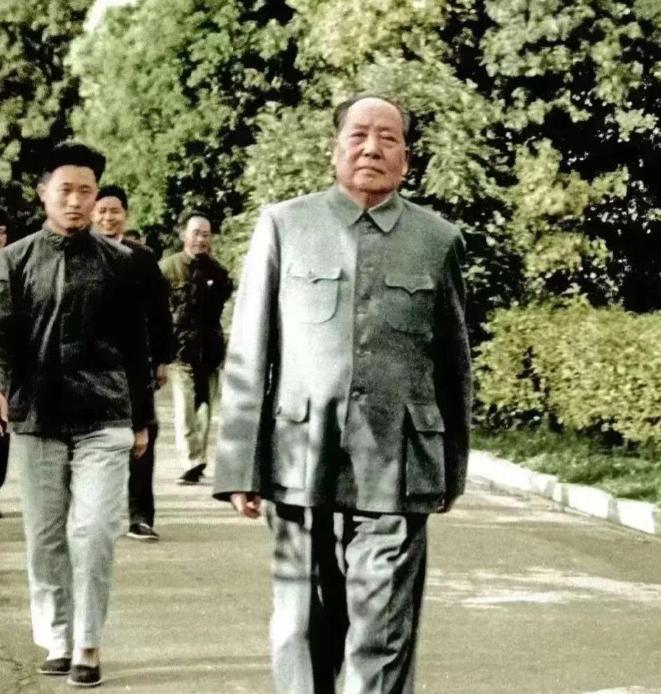 毛主席游孔林，突听“砰”一声响，他问孔子后人：这里常打枪吗？