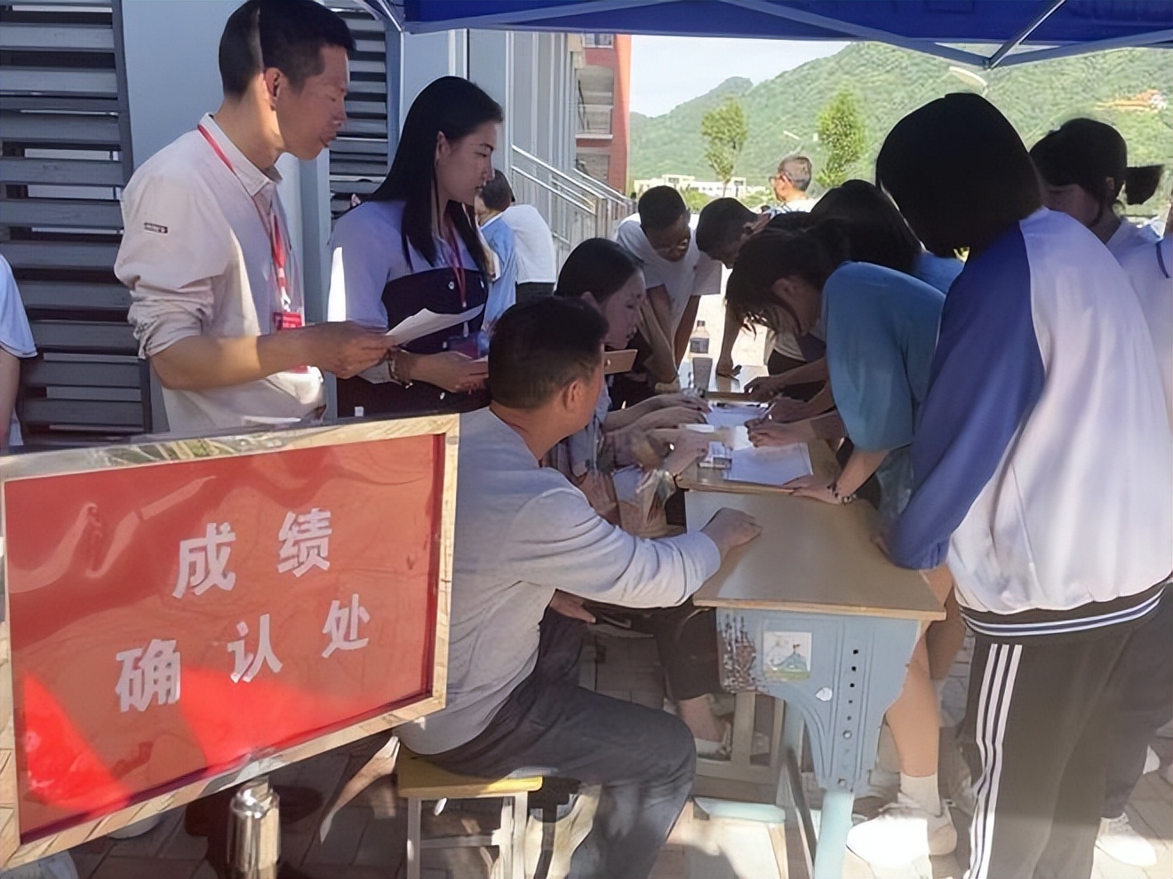 博士11天捐精5次猝死，家属要求400万赔偿，责任谁来承担？