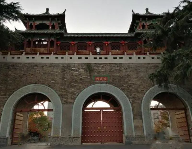 导游南京鸡鸣寺景点介绍,南京玄武门附近景点推荐