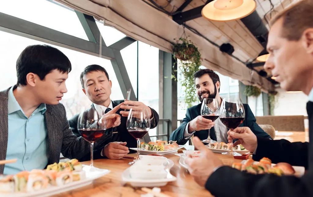 突然大量饮酒又突然戒断的危害,大量饮酒对心脏的危害