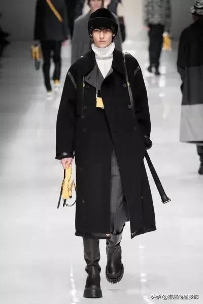 男士黑色大衣内搭什么颜色打底,男士穿大衣怎么搭配裤子和鞋子