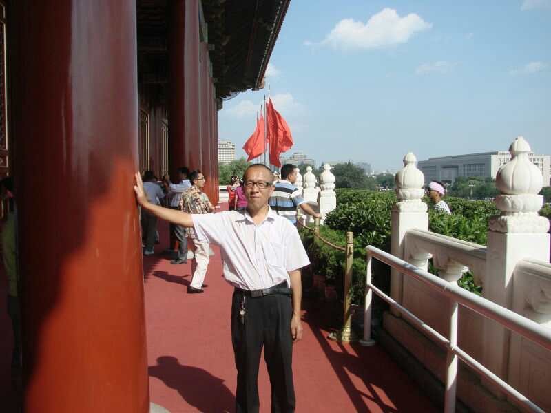 64岁老人北漂11年，掏马桶、摆地摊、做保洁，攒300万为儿买婚房