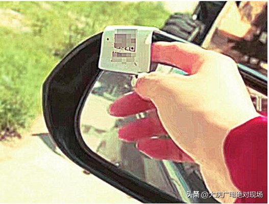 小广告很粘,车主被贴小广告遭威胁