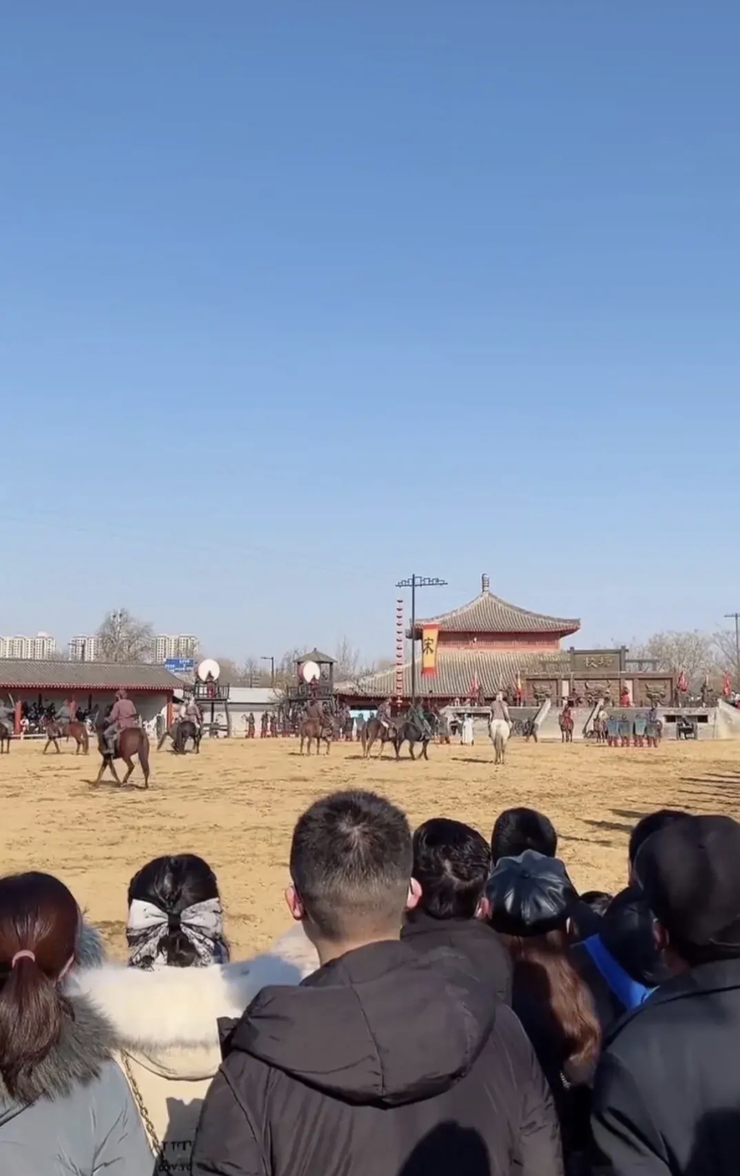 大年初一开封清明上河园人山人海,河南开封清明上河园人山人海航拍