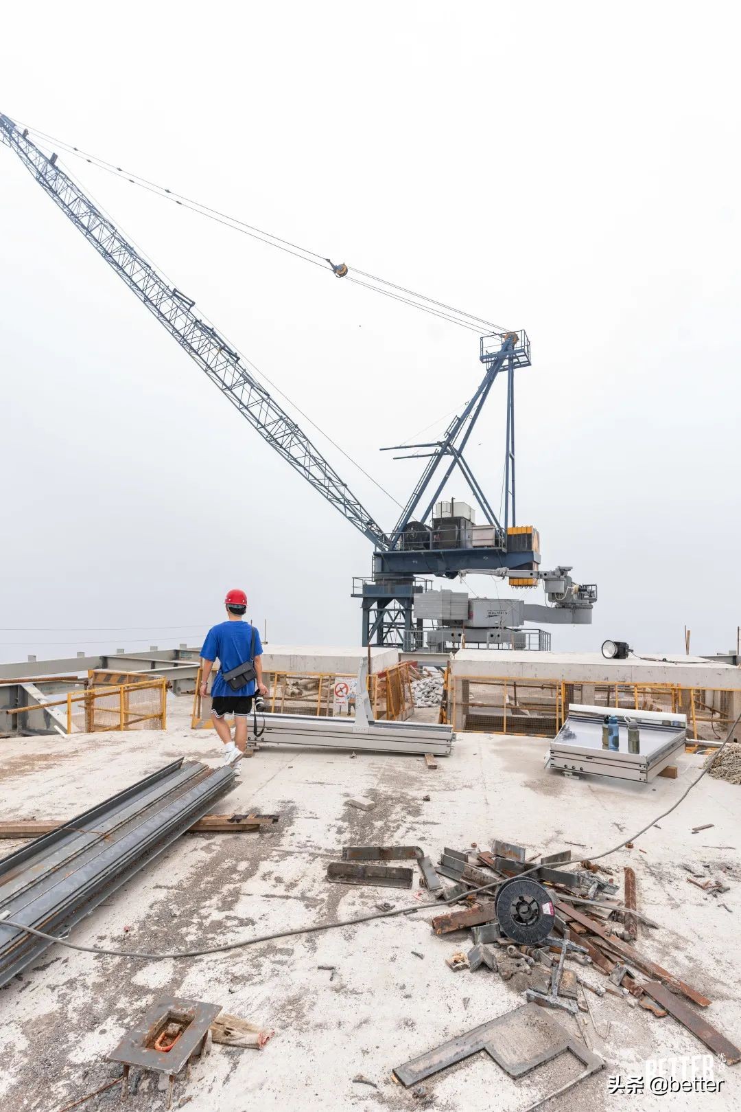 公交车爬楼顶,公交车飞上了楼顶