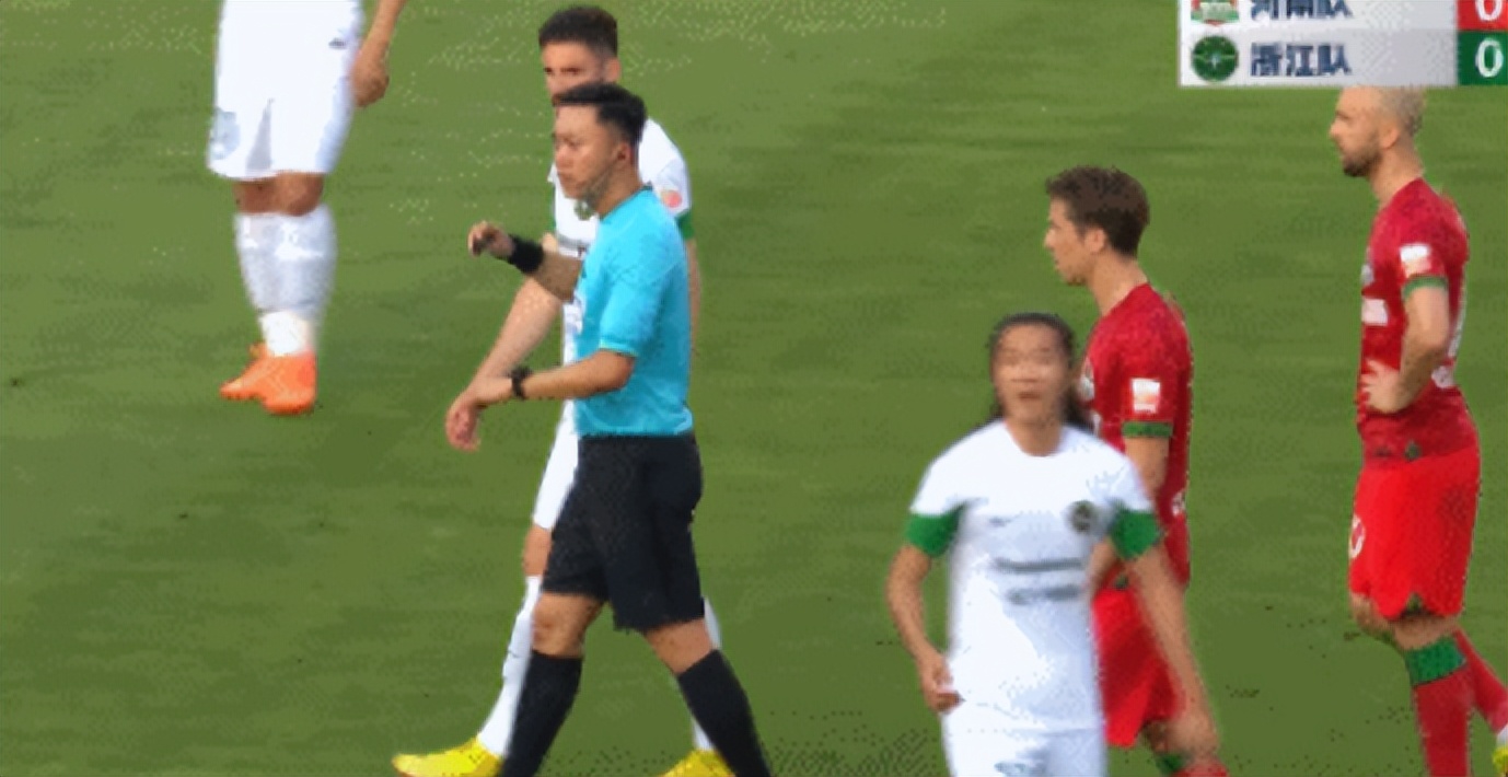 高温38度！河南战浙江汗流浃背，裁判引争议：与VAR交流5分钟