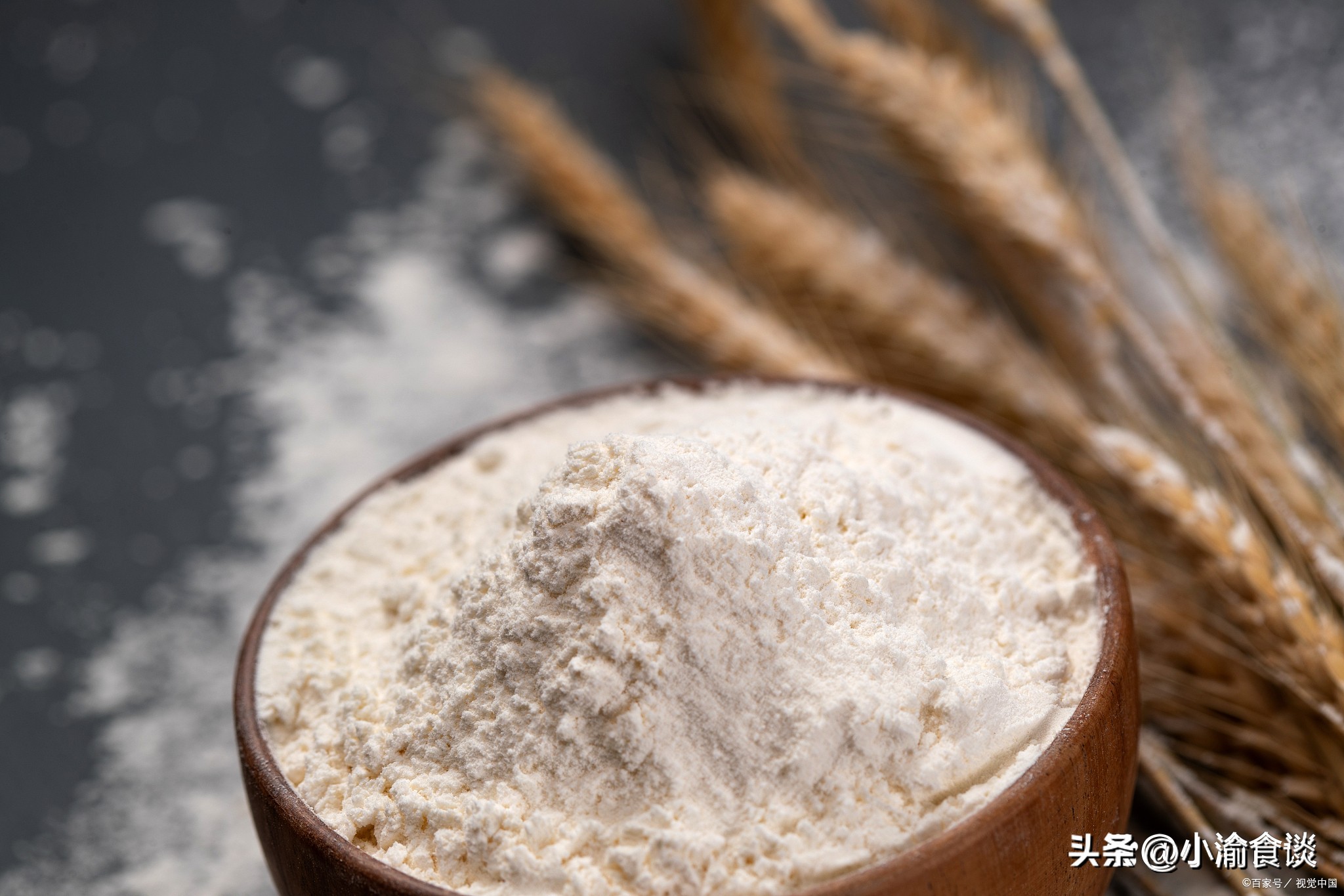 怎么辨别高筋粉还是低筋粉,高筋粉中筋粉低筋粉哪个更白