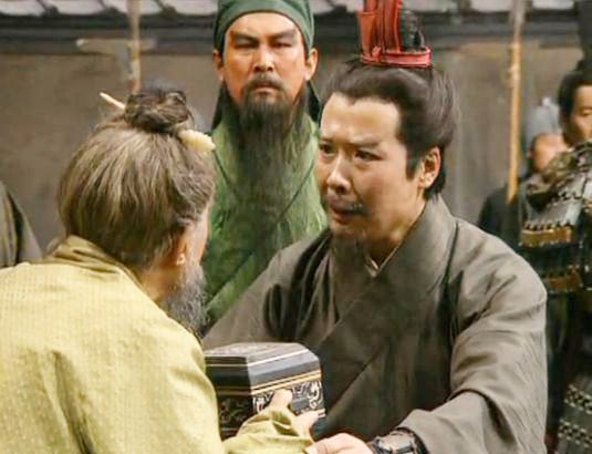 陶谦自己有两个儿子,为什么把徐州让给刘备,他是出于真心的吗?