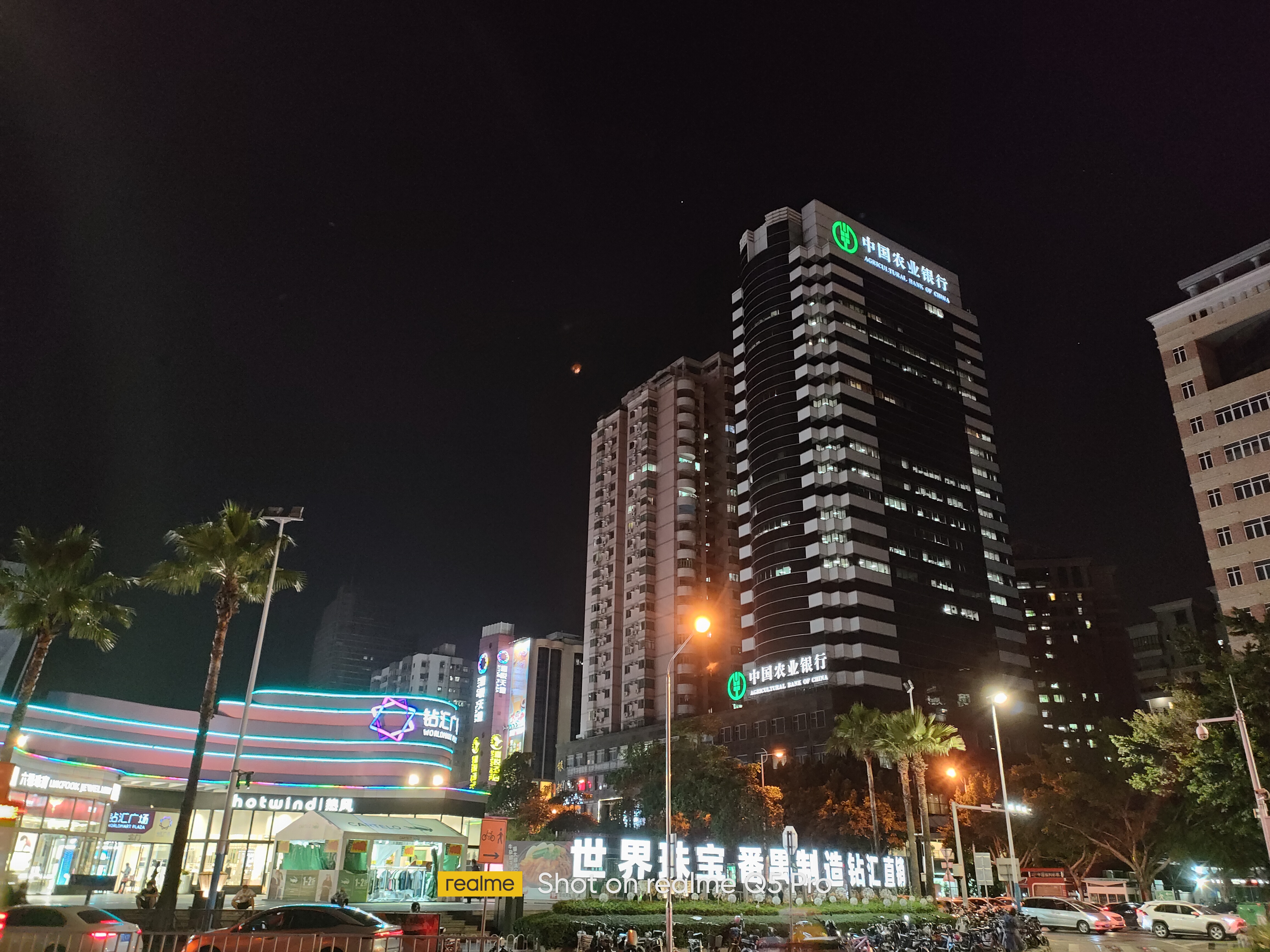 真我q5pro能用65w的闪充么,80w闪充能给60w手机充么