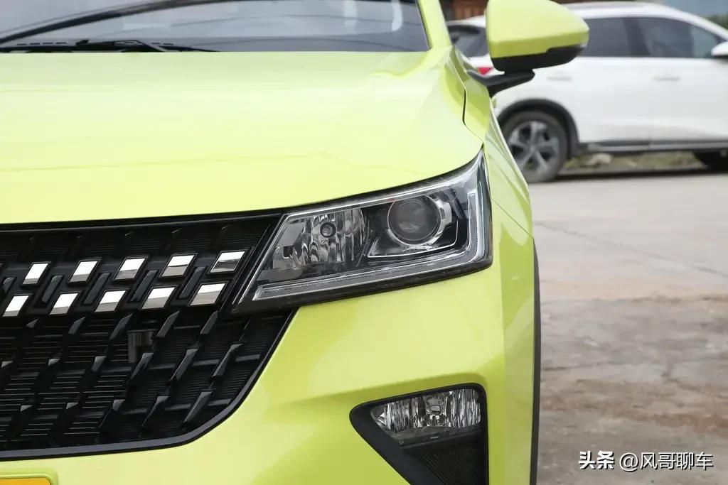 五菱推出“神车”星驰，5万多元SUV，油耗6.4升，配置给这么多？