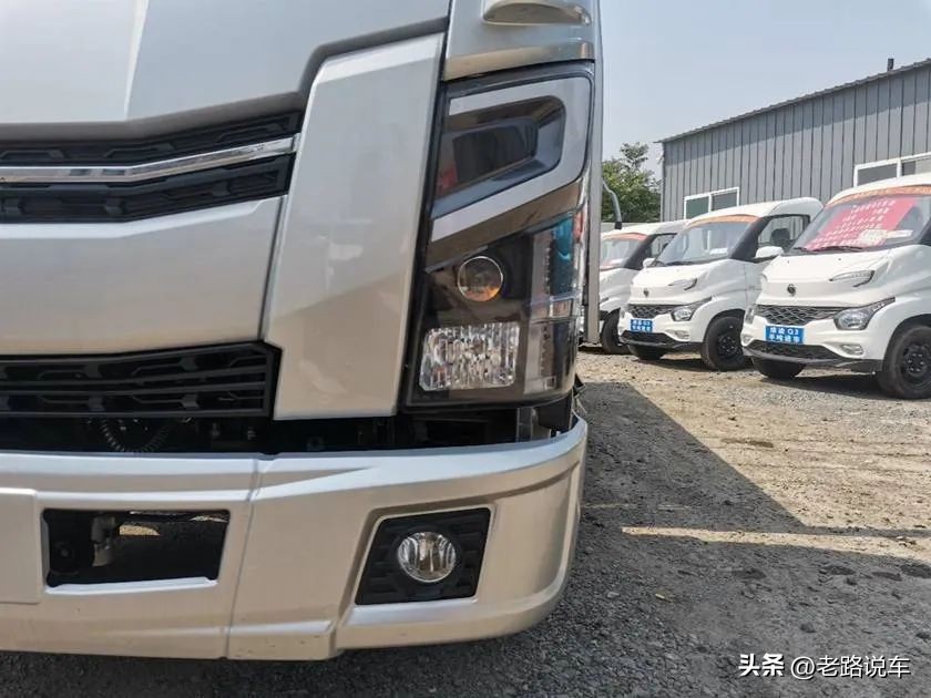 奥驰轻卡v2,飞碟奥驰x2和奥驰v2的区别