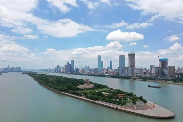 同事毕业5年，却在一线城市买了两套房，成功落户深圳并成家立业