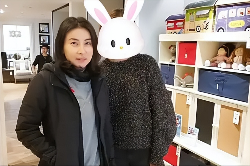 郭晶晶背小布包和老公上街购物 (郭晶晶用的帆布爱马仕包)