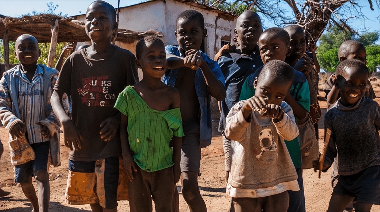 女大学生毕业后被外派非洲，年薪15万，现在无时无刻不想回国