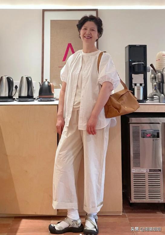 等你到了五六十岁，尽量不要穿花裙、老年衫，换成这样打扮更时尚